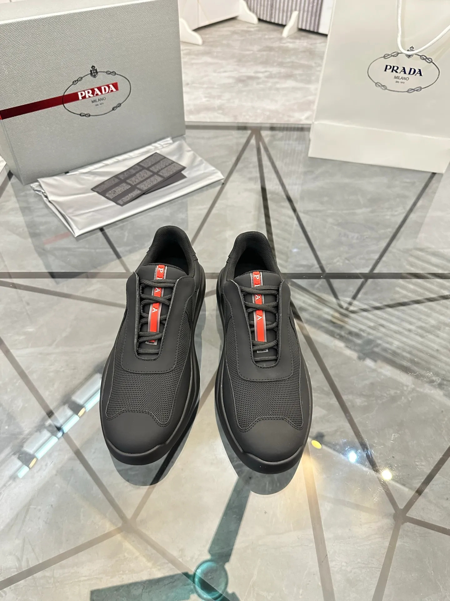 Men's shoes: 💰P660¥ High-end top quality Product trademark: Prada *"Prada*" low-top casual shoes Regular size: 38-45 (can be customized to 46) Product materials: Upper imported silk cowhide spliced ​​with original fabric, breathable lining, original outsole. No.: 001